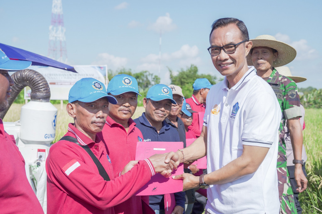 Atasi Kelangkaan Buruh Panen Padi, Petani di Kabupaten Badung Mulai Gunakan Mesin Panen Padi Modern Combine Harvester
